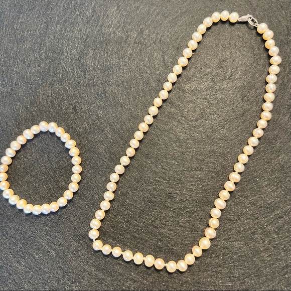 Fresh water pink pearl necklace and bracelet 150$ - Picture 1 of 5